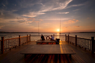 夕阳下海边木栈道 新加坡