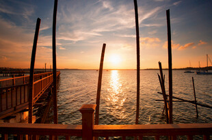 海边日落时的木杆与码头 新加坡