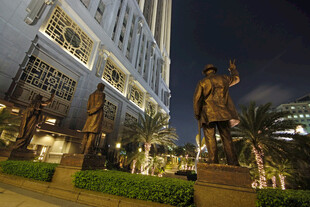 夜晚城市中的雕像景观 新加坡