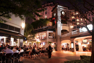 夜晚热闹的街头休闲场景 新加坡