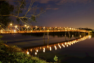 新加坡夜晚河畔桥梁美丽倒影