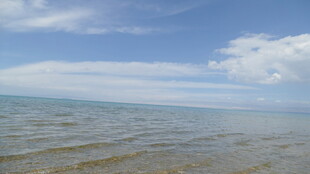 广阔海面与蓝天白云