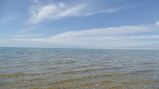 广阔海面与蓝天