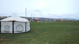 草原上的白色蒙古包