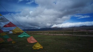 草原上的五彩经幡