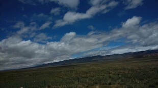 广阔蓝天草原风光