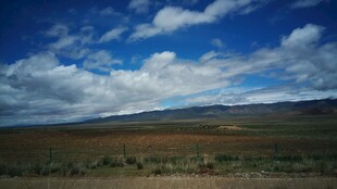 广阔草原上的蓝天白云