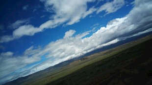 辽阔草原上的蓝天白云