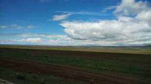 辽阔草原蓝天白云美景