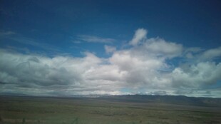 广阔蓝天与白云下的大地