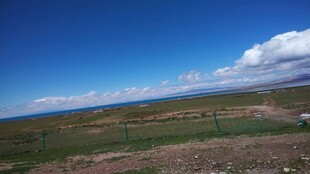 广阔草原上的蓝天与白云