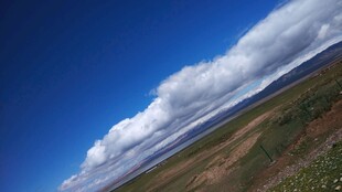 蓝天草原间的云朵景观