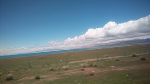 广袤草原上的蓝天白云