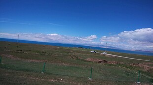 草原与海的开阔风光