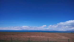 广阔蓝天与大地的壮美景观