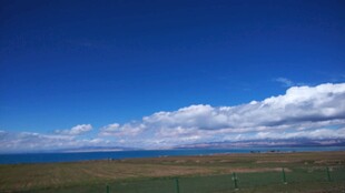 广阔草原上的蓝天白云