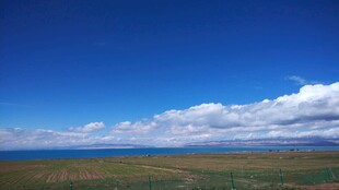 辽阔草原上的蓝天白云