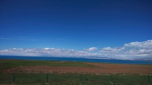 广阔草原上的蓝天与白云