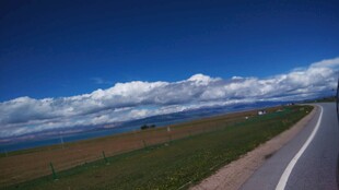 公路伸向远方的美丽风景