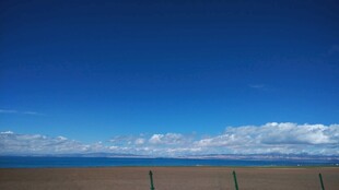 广阔蓝天与草原的美丽景致