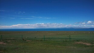 广阔草原蓝天风景图