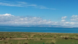 辽阔草原边的蔚蓝大海