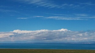 蓝天碧海间的辽阔美景