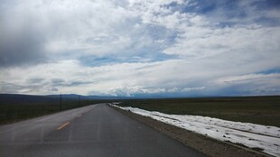 旷野公路 天边云雪相伴