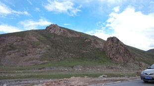 公路旁的壮美山峦