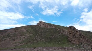 巍峨高山蓝天白云美景