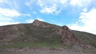 壮丽山景 蓝天白云相伴