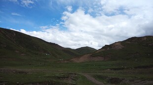 山间旷野 蓝天白云之景