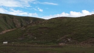 草原风光 蓝天白云下的山丘