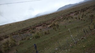 山坡草地围栏风景图