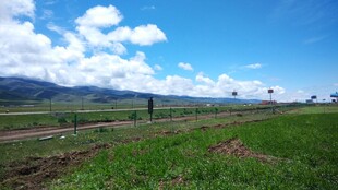 广阔田野与蓝天白云美景