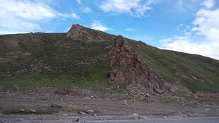 壮丽山景 蓝天白云相伴