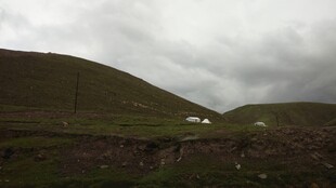 山间草原上的阴云景象