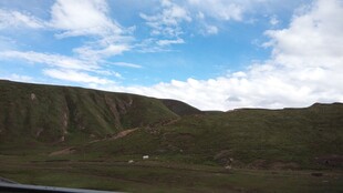 蓝天白云下的山峦美景