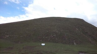 绿草覆盖的山丘