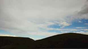 山峦之上的多云天空