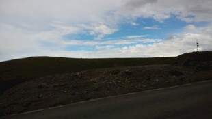 公路旁的蓝天与起伏山丘