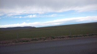 公路旁的开阔原野风光