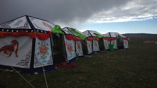 草原上的多彩蒙古包阵列