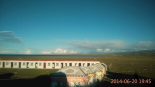 草原上的建筑与蓝天美景