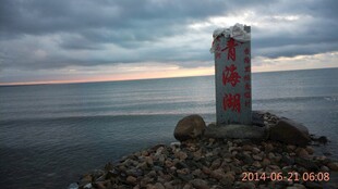 海边灯塔立于暮色之中