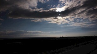 海边日落时分的壮丽天空