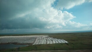 草原上的光伏电站景观