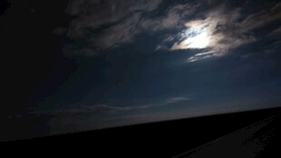 夜空下的明亮月光