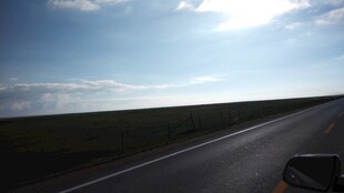 公路上的开阔风景