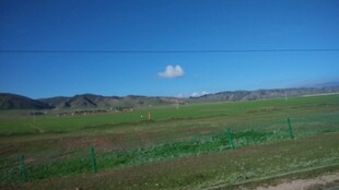 广袤草原上的蓝天远景